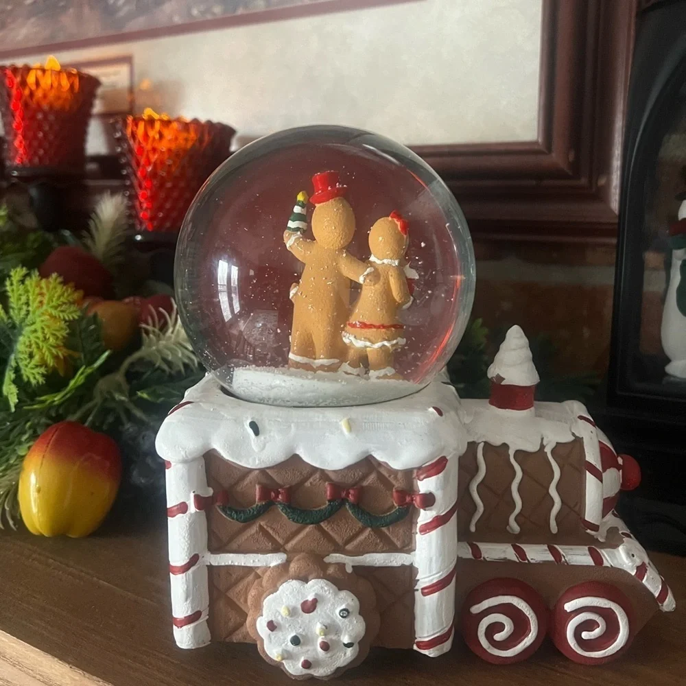 ❤️ Gingerbread Man Christmas Cookie Train Musical Snow globe